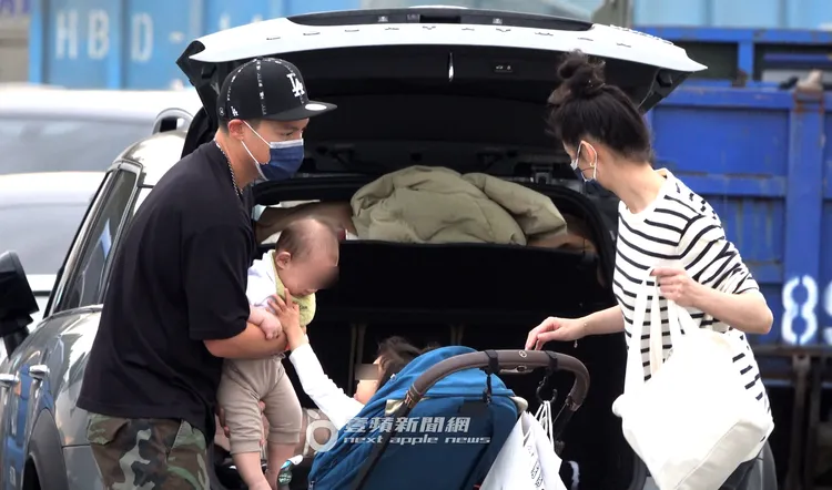 在嬰兒車上剛睡醒的Doreen，醒來便要摸摸由爸爸許孟哲（左）抱著的弟弟Liam，畫面十分溫馨。特勤中心攝