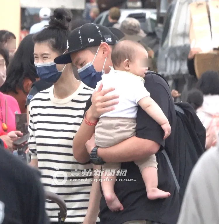 許孟哲（中）抱著8個月大的兒子Liam，展現滿滿的父愛。特勤中心攝