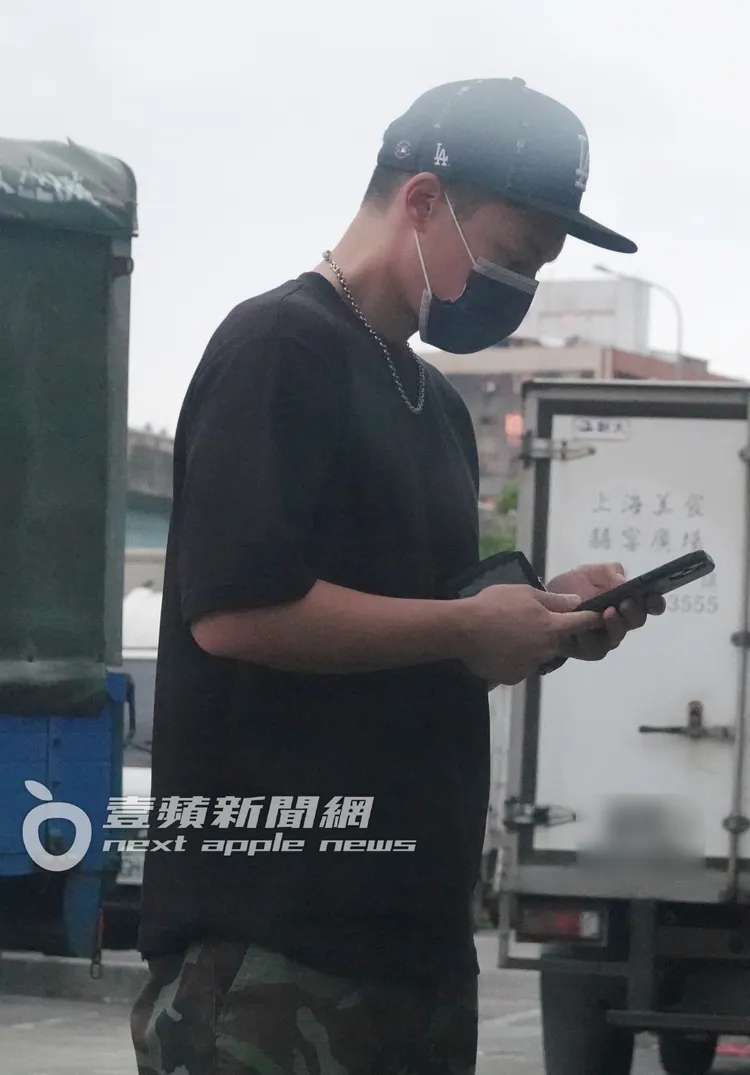 許孟哲獨自下車去繳停車費。特勤中心攝