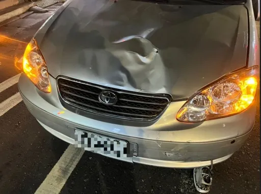 3男公車站等車被撞1死2傷！　全因他想接老婆踩錯油門惹禍