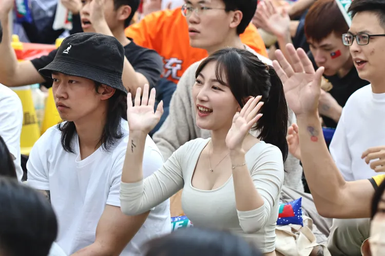 明天白天起大陸冷氣團減弱，各地氣溫回升。施昂強攝