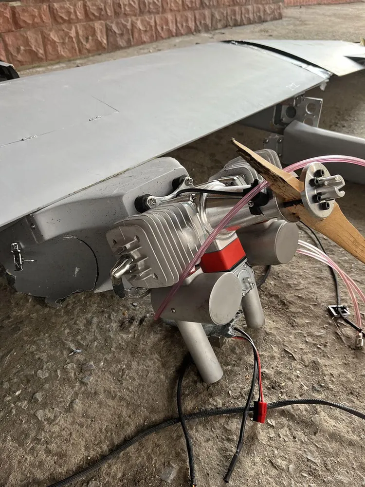 商用無人機被改裝成攻擊武器，已成俄烏戰爭中常見場面。翻攝推特