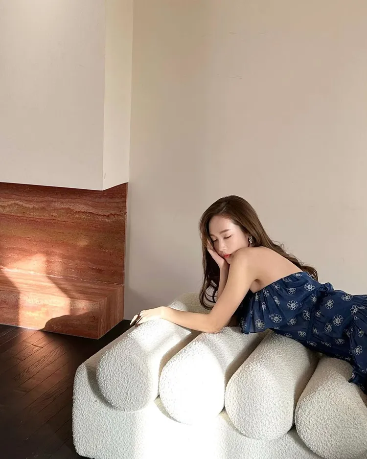 Jessica的私下造型仍擺脫不了甜美的形象，她在日前工作側拍中，就選戴了出自丹麥百年精品喬治傑生經典的Daisy系列耳環。翻攝jessica.syj IG