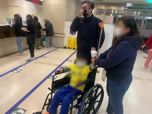 6歲男童玩耍不慎割傷手腕 鮮血直流!龜山警飛車開道助送醫