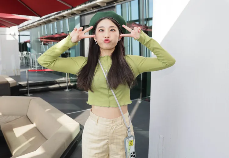 小雞挑戰十連拍，竟然來個鬥雞眼。彭欣偉攝