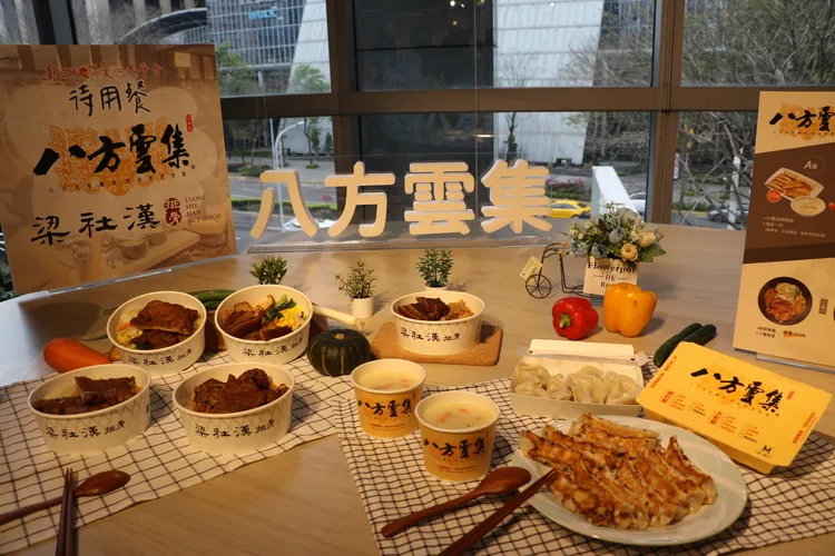 八方雲集和梁社漢所提供的待用餐包含水餃、鍋貼和排骨便當。社會局提供