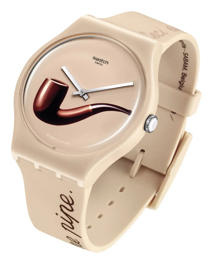 馬格利特在作品中融合文字遊戲和圖像的力量，其1929年《La trahison des images》（形象的叛逆）畫作呈現於聯名腕錶上，Swatch即巧妙於錶帶添上「Ceci est une Swatch」字句，和藝術原作中的「Ceci n’est pas une pipe」相應玩味。品牌提供