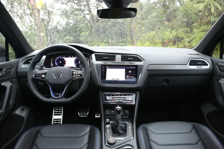 在既有的Tiguan中控台架構中，Tiguan R透過類碳纖維飾板、藍色縫線的R版平把方向盤、黑色頂篷等元素，進一步提升戰鬥氣息。林浩昇攝