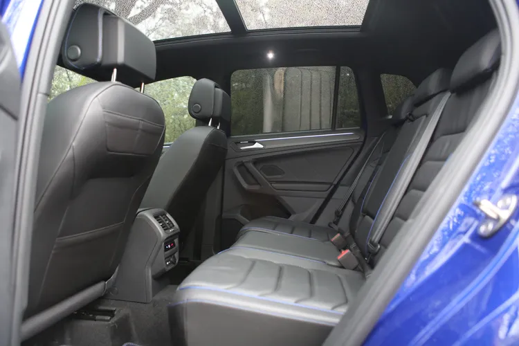 後座空間以中型SUV來說已有相當不錯的表現，中央並附有獨立恆溫空調介面，全景玻璃天窗亦是標配。林浩昇攝