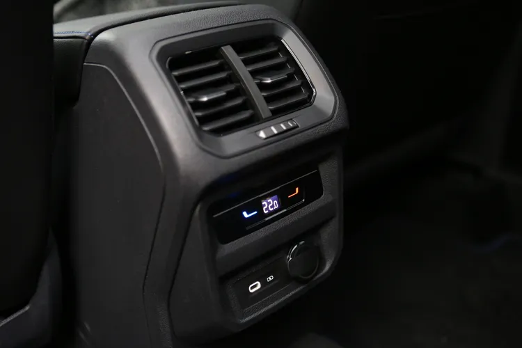 後座同時也提供獨立恆溫空調控制介面。林浩昇攝