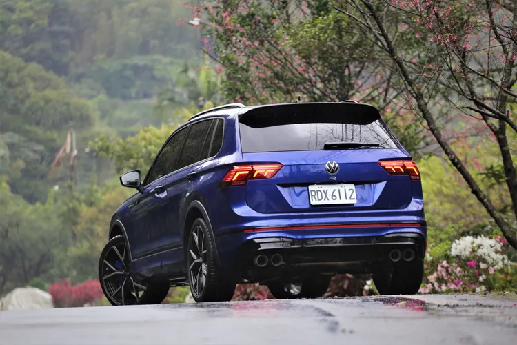 試駕車選配黑化套件進一步提煉個性風采，而Tiguan R車身高度也比一般版本降低10mm，車尾標配燻黑LED尾燈。林浩昇攝