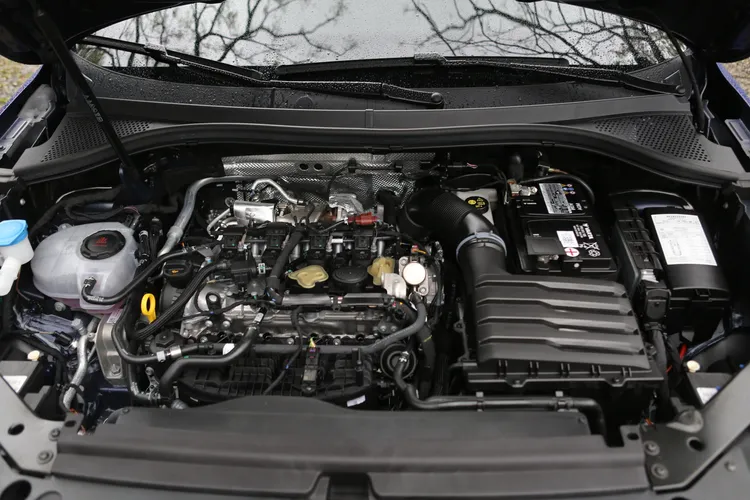 車頭的EA888 evo4的2.0升四缸渦輪增壓引擎，320匹馬力的實力足以讓一票汽油車吃灰，平均油耗在2023年式車型上稍微進步到12.1km/L。林浩昇攝