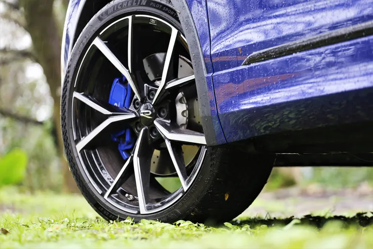 Tiguan R標準配備255/35R21的圈胎規格，並配置R版運動化煞車系統。林浩昇攝