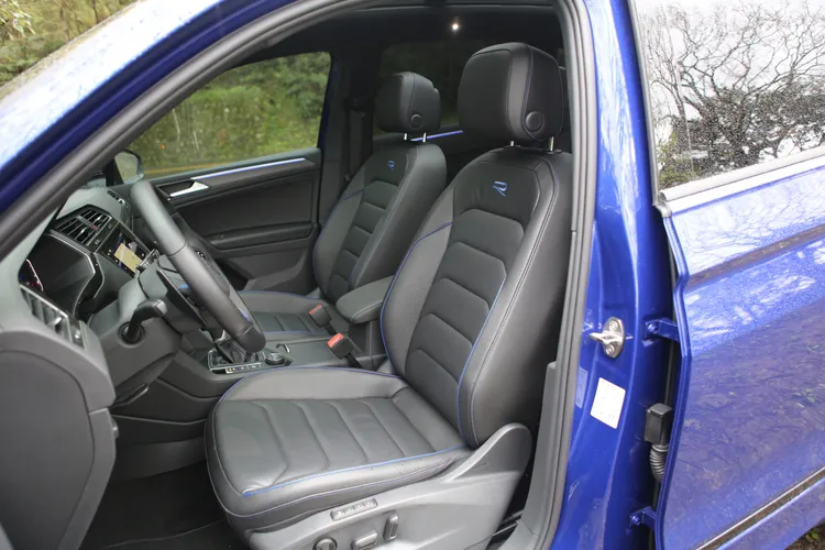 以Nappa Carbon碳纖維紋路包覆的雙前運動型真皮座椅，都具備電動多向調整附記憶功能，激烈操駕還算能勝任，但同時也不失舒適性。林浩昇攝