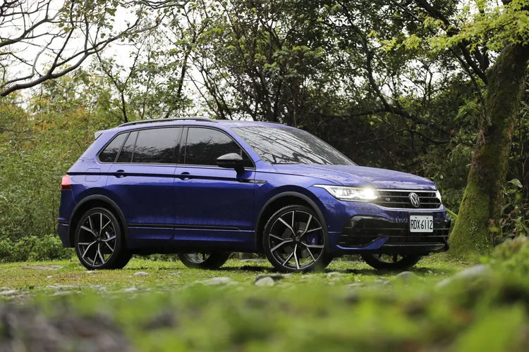 Tiguan R雖然本質上是SUV的車體，但它確實有著超級鋼砲的靈魂。林浩昇攝