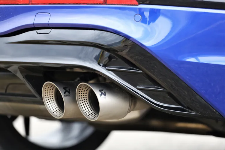 在賽車模式下，選配的Akrapovič蠍子管帶來更渾厚飽滿的聲浪，但19.9萬元的選配價代價不低。林浩昇攝