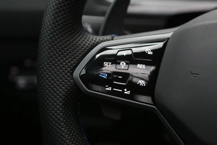 在觸控式的方向盤功能鍵之中，有個藍色的「R」，按下去之後便可直接進入賽車模式。林浩昇攝