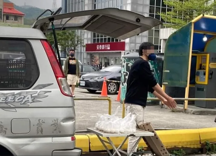 還有網友轉發台北市內湖科學園區，有人開一整車兜售，一顆3元。翻攝自臉書「爆廢公社二館」