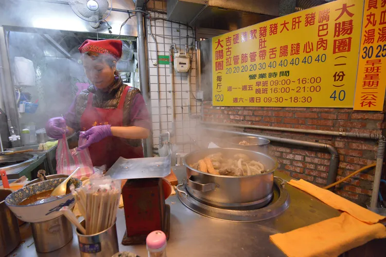 基隆廟口知名小吃大腸圈，遠近馳名，許多饕客慕名前來品嘗。翻攝畫面