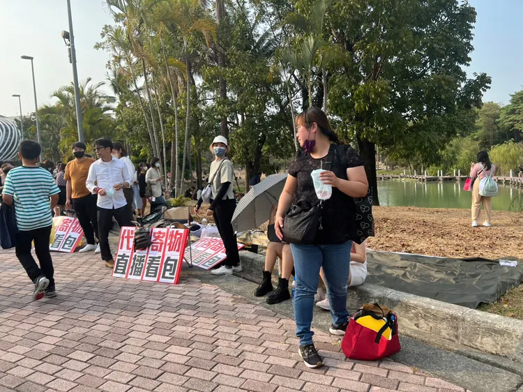 場外有人代客顧包。陳薇安攝