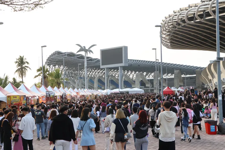 世運主場館滿滿的人潮。鄭孟晃攝