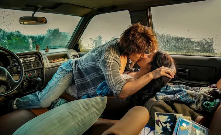 這類激情擁吻戲不時劇中上演。翻攝《夏花》微博