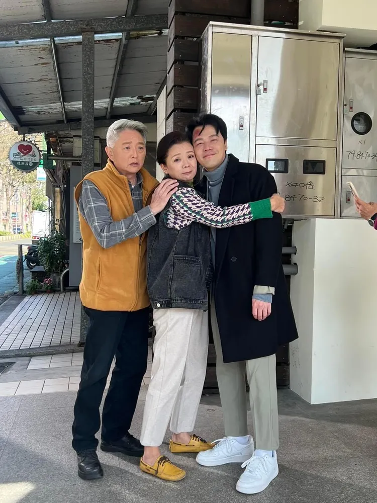 黃文星（右起）、高欣欣、李國超相認場面感人。民視提供