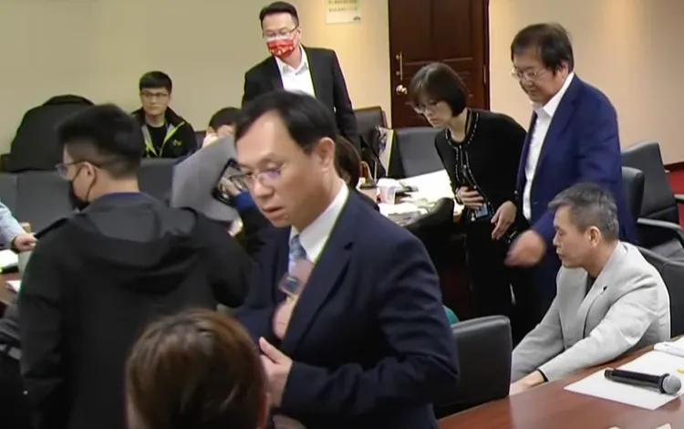 石崇良趕赴事故現場關心跌倒工作人員。翻攝國會頻道