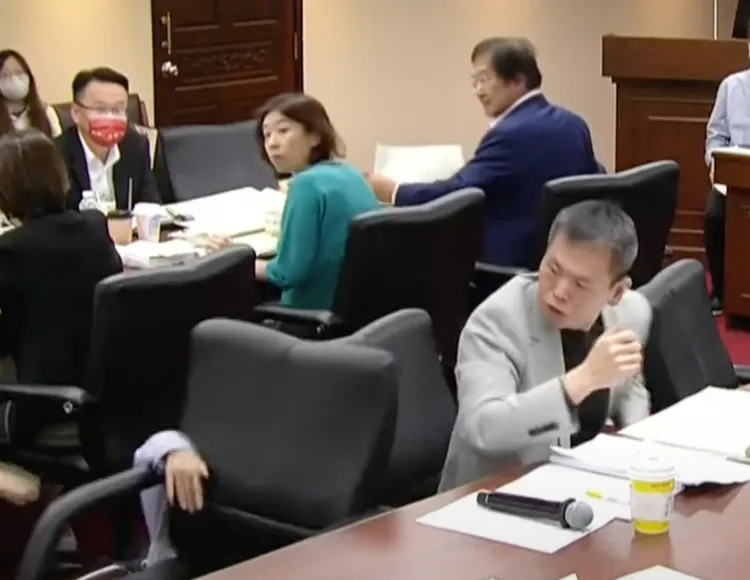 工作人員跌倒時，林為洲首當其衝。翻攝國會頻道