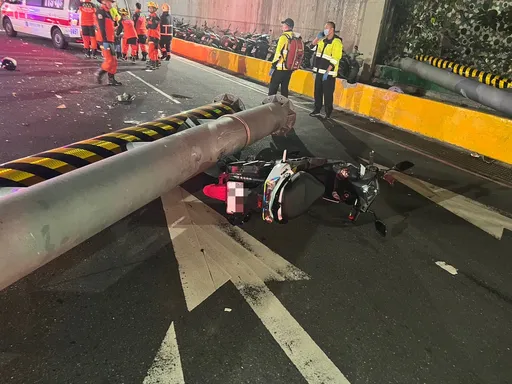 限高防撞桿遭2大貨車擊落 女騎士有夠衰!閃不過慘摔噴飛