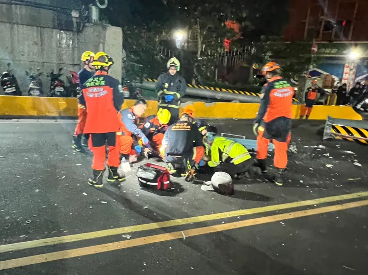 女騎士意外撞上掉落的限高防撞高，整個人噴飛重摔，警消到場救護。警方提供