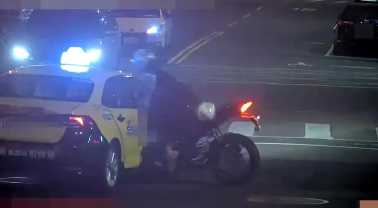 林姓騎士閃避不及，直接撞上違規左轉的計程車。翻攝畫面