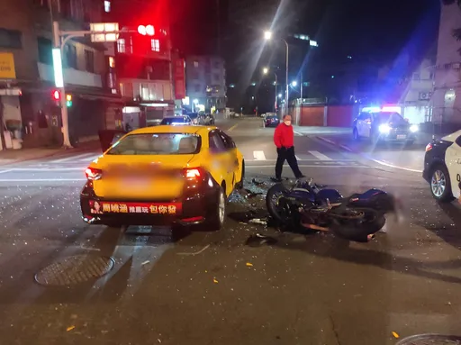 小黃駕駛貪快!未依號誌違規左轉 機車騎士遭擊落手骨折