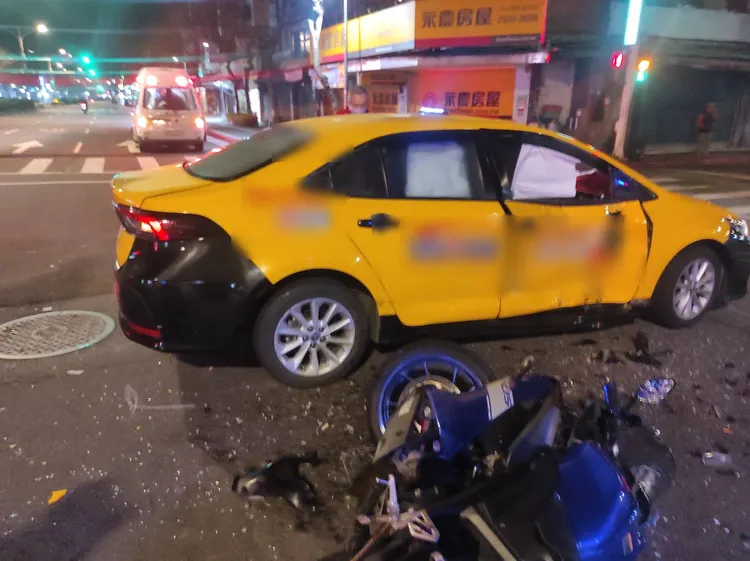 計程車駕駛違規左轉，右側遭機車撞上。翻攝畫面