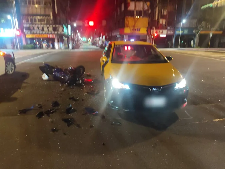 機車零件碎片散落一地。翻攝畫面