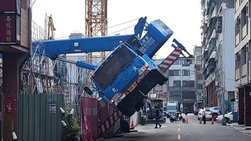 驚！高雄吊臂倒塌原因曝光　數噸重卡車「飛天懸空」在街邊搖搖欲墜