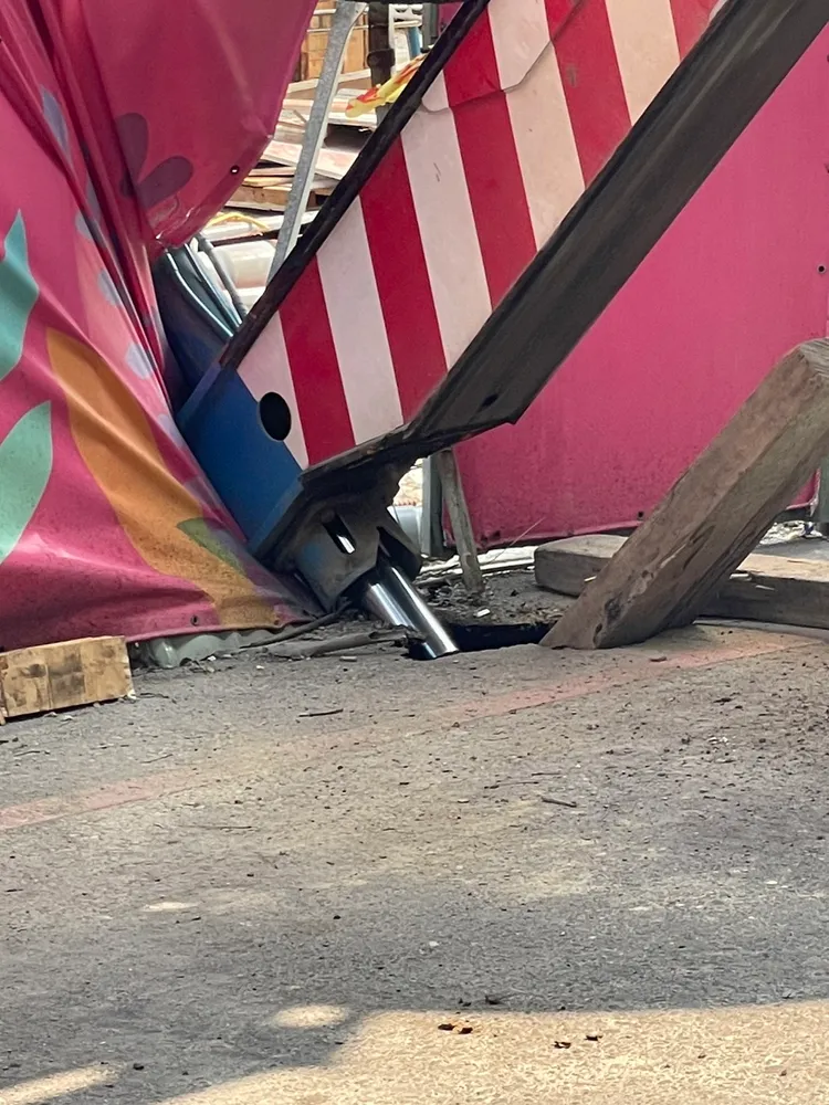 高雄小港一處工地在吊掛鋼筋時，放置伸撐座的水溝蓋突然破裂，吊臂整個倒塌，卡車跟著懸空。讀者提供