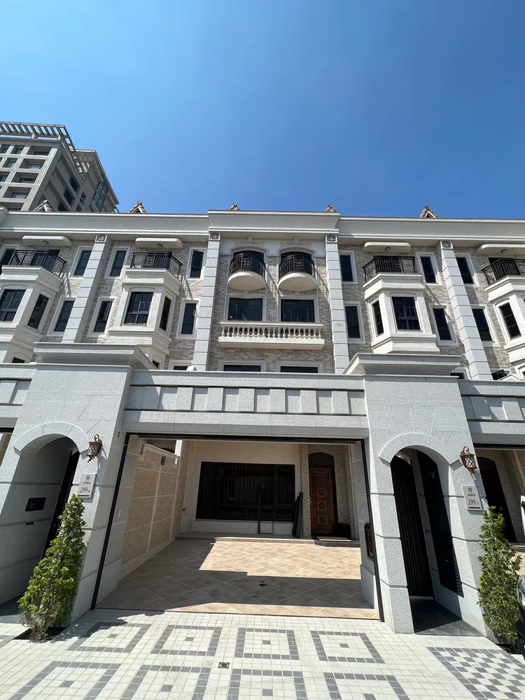 「英倫湖畔」戶戶具備大面寬大地坪，屬澄清湖畔唯一具備景觀透天厝。葉家銘攝