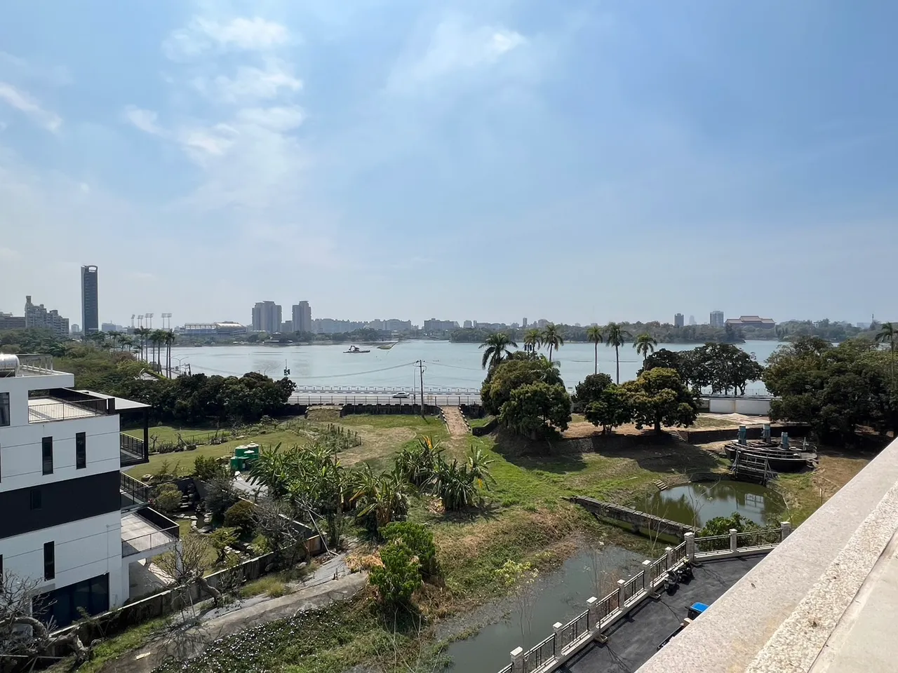 相對於大樓著重景觀但土地持有坪數少,「英倫湖畔」位於澄清湖畔首排享有大地坪與景觀機能。葉家銘攝