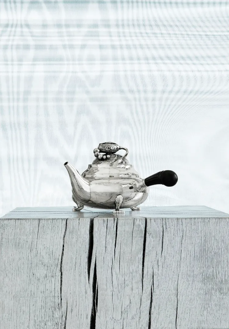 Blossom純銀木蘭花黑檀木茶壺，約33萬元。品牌提供