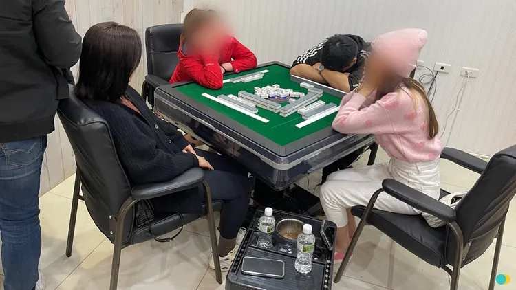 賭場吸引許多年輕女賭客前來試試手氣。三峽警分局提供