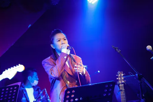 张芸京开唱追忆挚友艾成 哽咽诉说两人最后约定