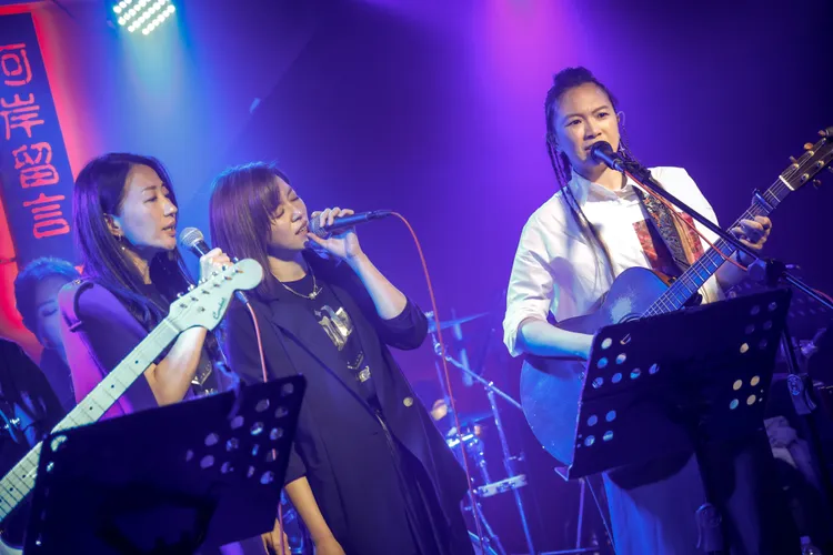 張芸京（右起）與嘉賓王瞳、潘奕如合唱。