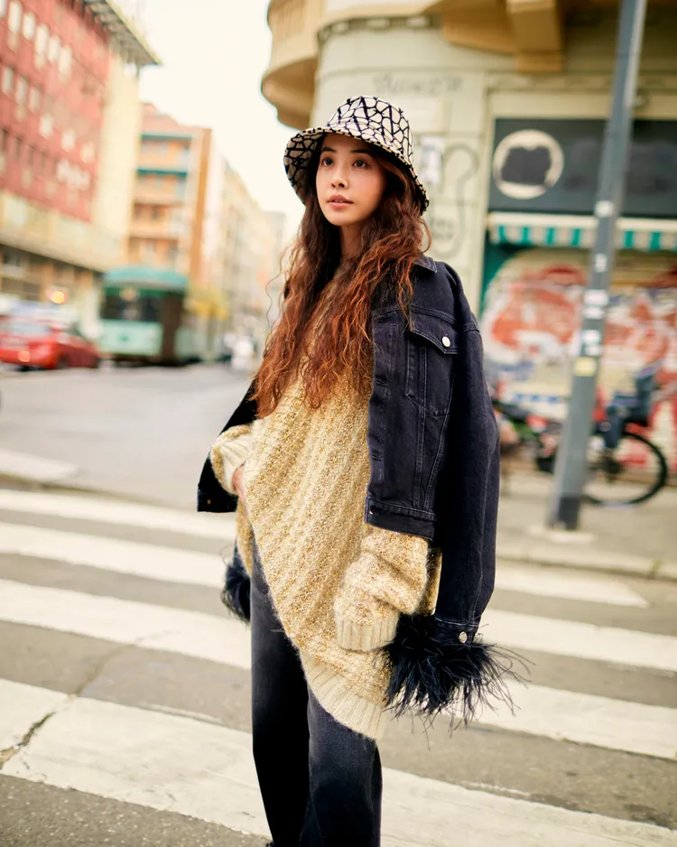 蔡依林身著全套羽毛邊飾牛仔裝，搭配義大利精品VALENTINO的2023早春系列針織毛衣及同品牌Toile Iconographe V標誌印花漁夫帽，造型隨興中不失亮點。翻攝jolin_cai IG