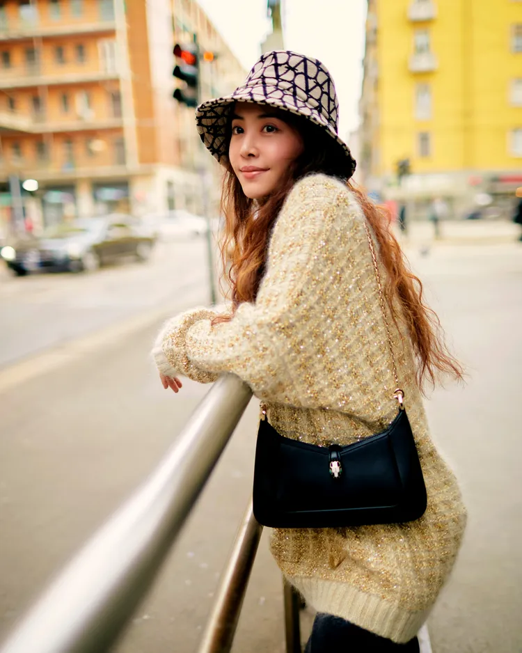 在異國依舊是「黑富美」的蔡依林，不忘秀出她在米蘭時裝周上遇見的「新歡」寶格麗Serpenti Forever Bay黑色小包。翻攝jolin_cai IG