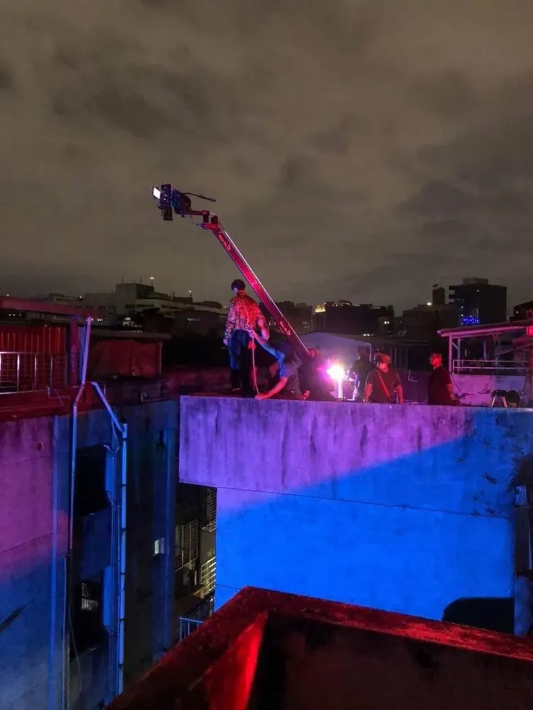 炎亞綸當時在拍攝影集《初擁》時，顯然沒有堅固的防護設備。翻攝台灣迷因臉書