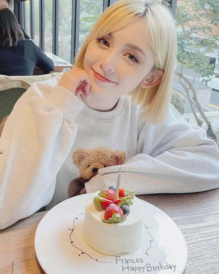 吳兆絃現年已22歲，稚氣沒了變正妹。翻攝自吳兆絃IG