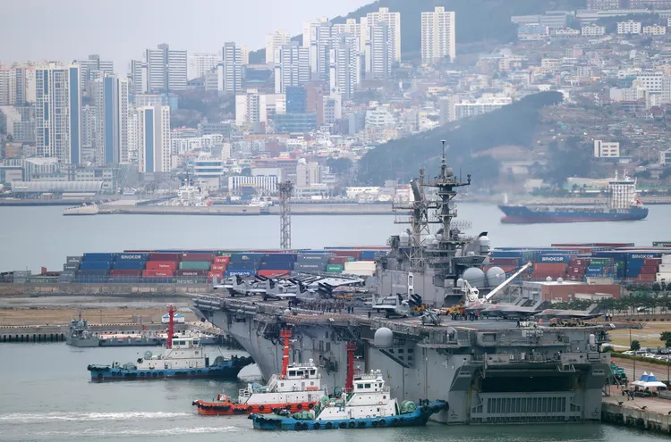 美國海軍「馬金島號兩棲突擊艦」（USS Makin Island）22日停泊在南韓釜山港。美聯社