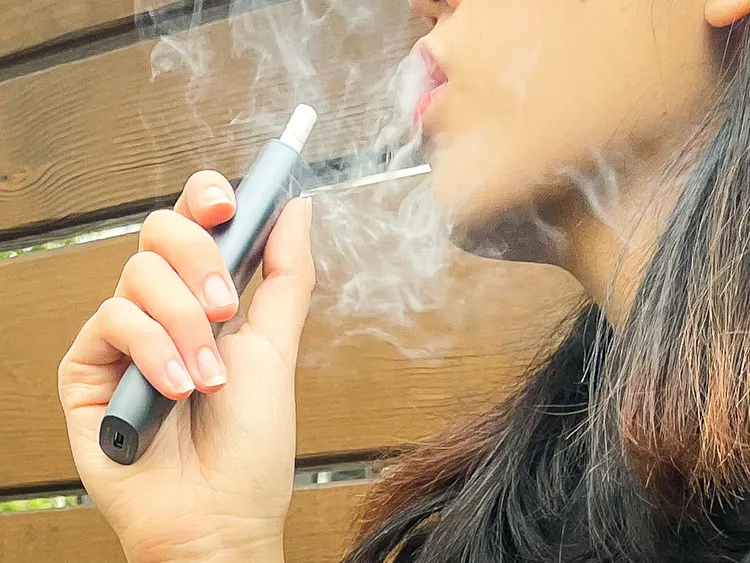 想成功戒菸，除了物理性方式及意志力外，還可借助「戒菸輔助劑」做為替代療法。示意圖，賴昀岫攝