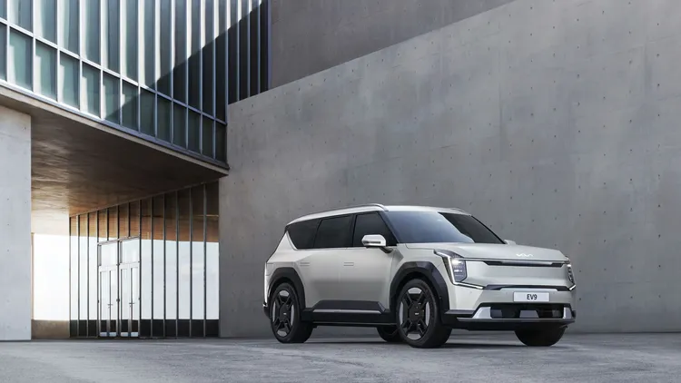 Kia EV9車頭採用Digital Tiger Face設計，並且以搭載與頭燈相鄰的兩組小立方體為主視覺。原廠照片